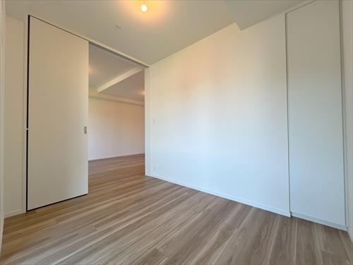 バルコニー側洋室