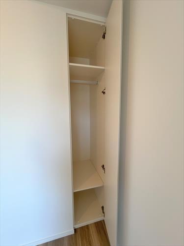 クローゼット（バルコニー側洋室）