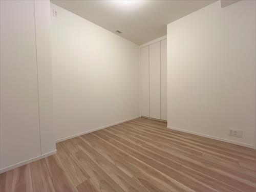 リビング手前側洋室