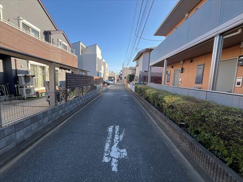 北西側前面道路および外観