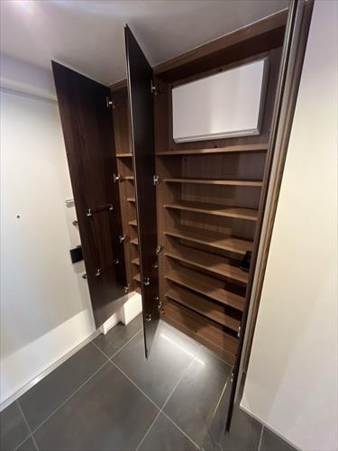 玄関横下足入れ