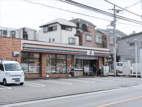セブンイレブン横浜別所3丁目店690m