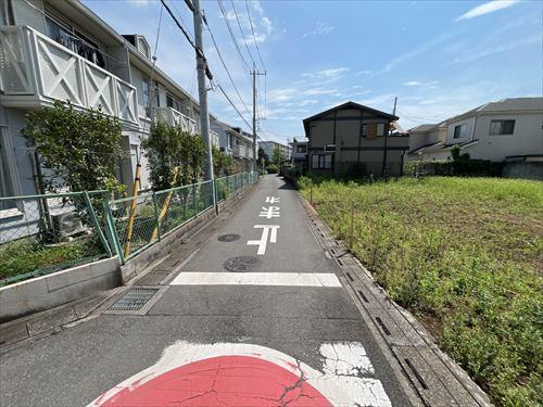 北西側道路(2026.7撮影)