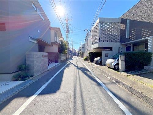 現地含む前面道路(2025年11月撮影) 現地含む前面道路(2025年11月撮影)