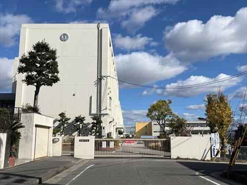 尾張旭市立白鳳小学校まで790m