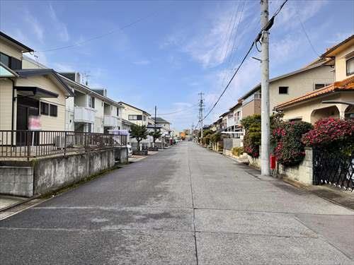 前面道路(東側から撮影)