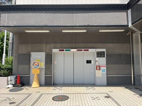 立体駐車場出入口