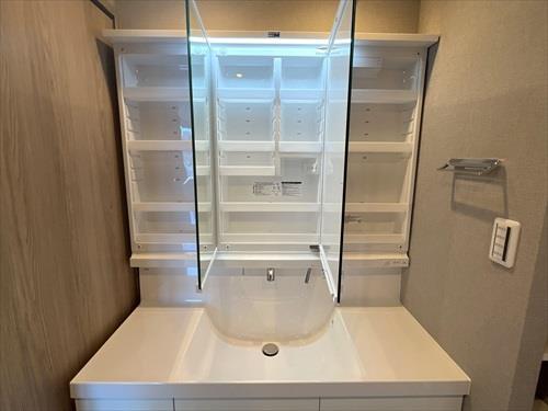 シャワー水栓・三面鏡収納付洗面化粧台