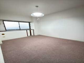 北側洋室（約6帖）