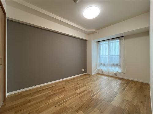 北西側洋室（約6.3帖）