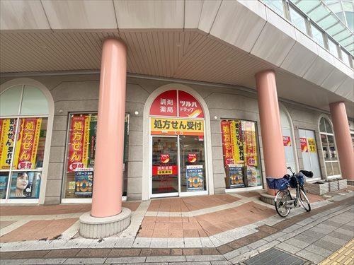 ツルハドラッグ勝川駅店まで250m
