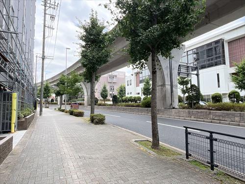 西側前面道路