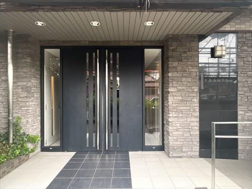 マンションの出入口