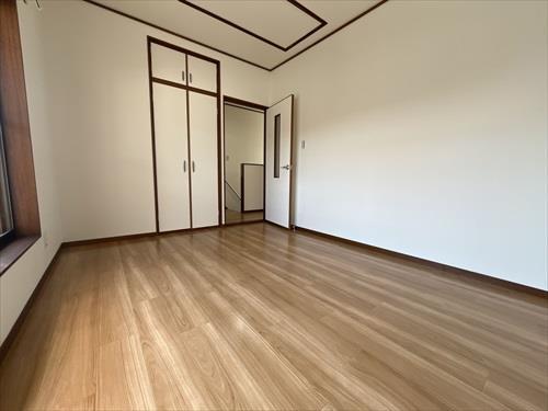 2階洋室（バルコニー側）