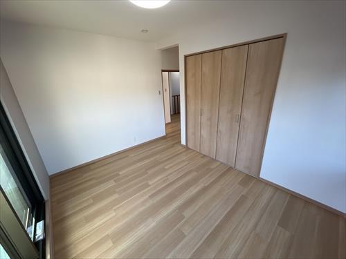 2階洋室（バルコニー側）