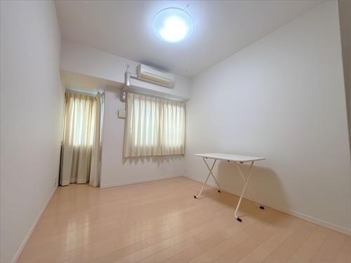 洋室6帖（北西側）