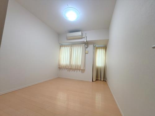 洋室6帖（北西側）