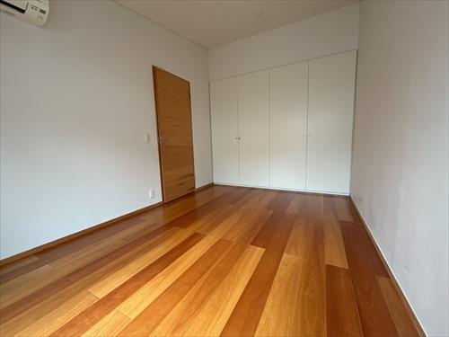 2階洋室（中央吹抜反対側）