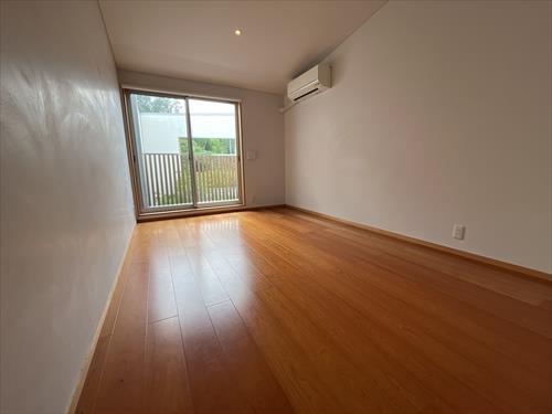 2階洋室（中央吹抜側）