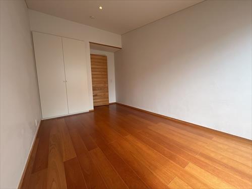 2階洋室（中央吹抜側）