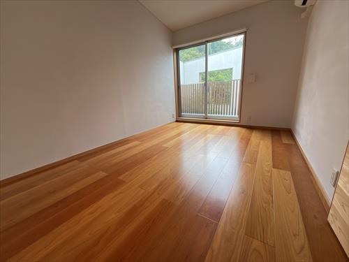 2階洋室（中央吹抜反対側）