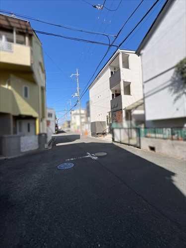 西側前面道路