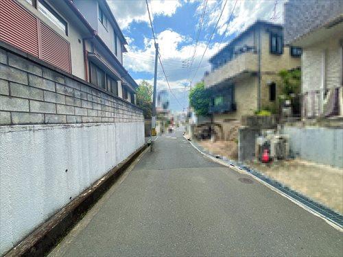 前面道路含む現地写真（左手対象物件）
