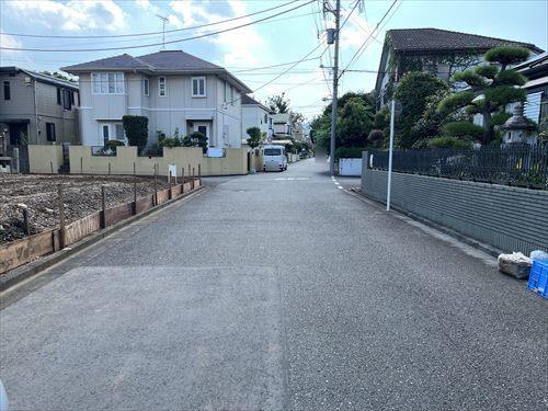 前面道路（北西側）