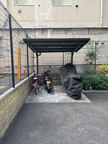 バイク置き場と駐輪場