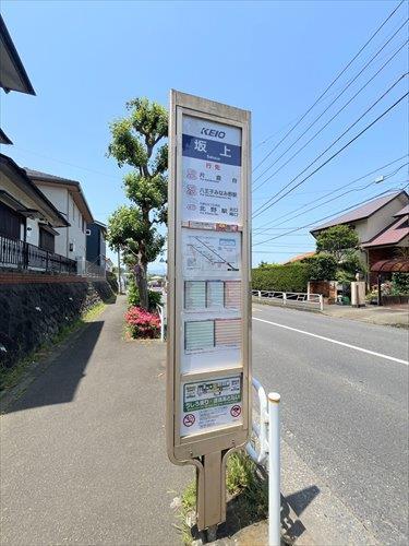 バス停「坂上」下車 徒歩2分