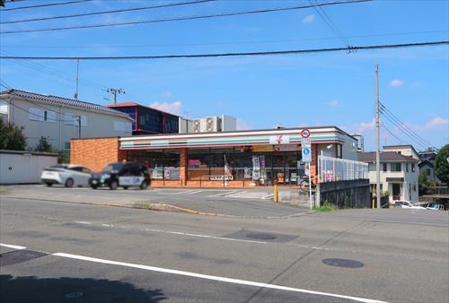 セブンイレブン八王子絹ケ丘1丁目870m