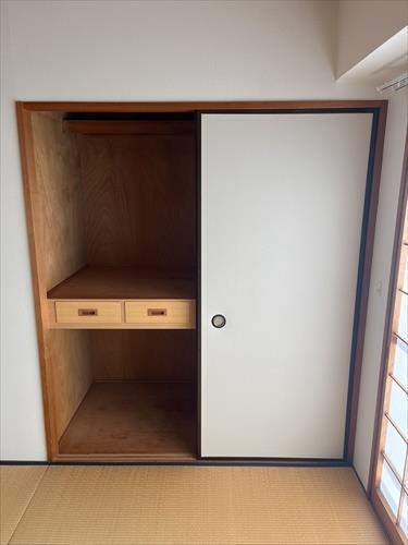 南側和室収納