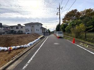 西側前面道路(2025年11月撮影) 西側前面道路(2025年11月撮影)