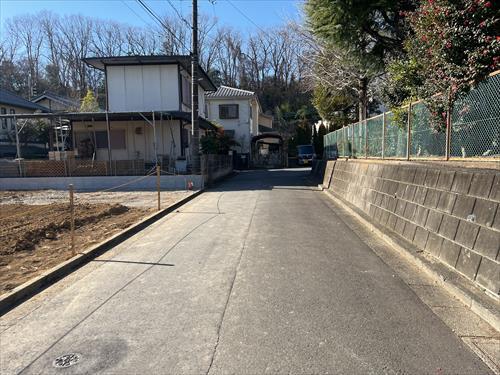 北側前面道路[東側から撮影]