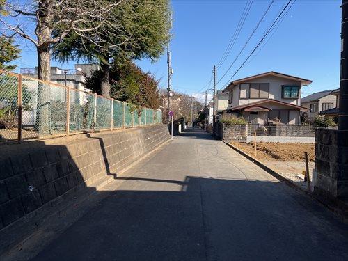 北側前面道路[西側から撮影]