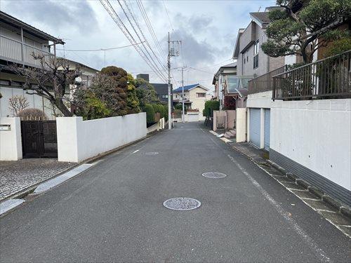 前面道路[西側から撮影]