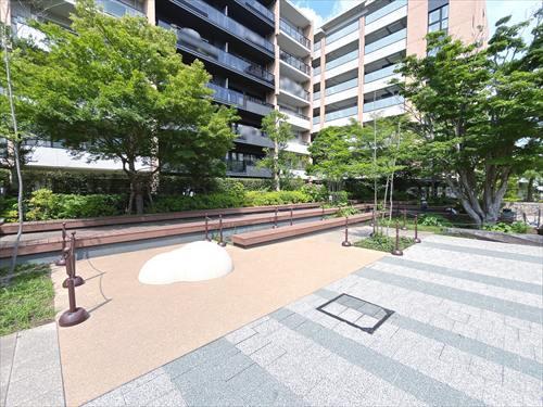 マンション前広場
