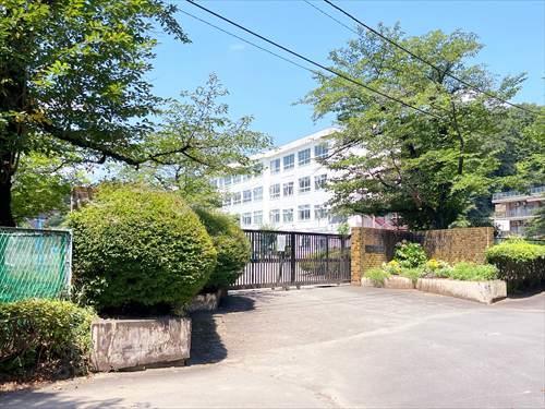 八王子市立長房中学校(700m)