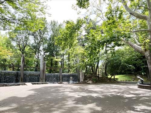 蚕糸の森公園(500m)