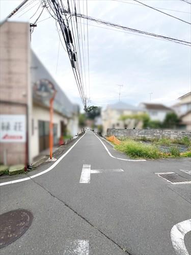 現地前面道路(東側)