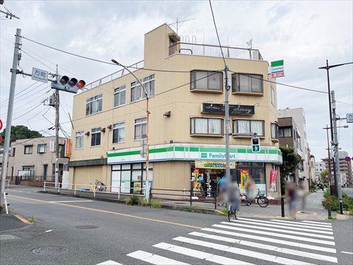 ファミリーマート八王子万町店(470m)