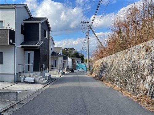 北東側前面道路