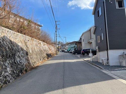 北東側前面道路(北側から撮影)