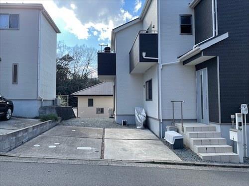 駐車スペース(手前2台、奥1台)