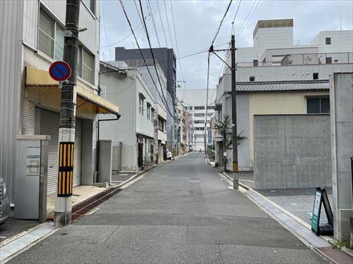 北側前面道路(西側から撮影)