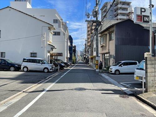 北西側前面道路(西側から撮影)