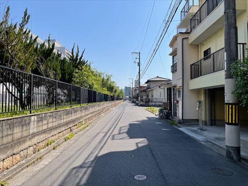 北側前面道路(西側から撮影)