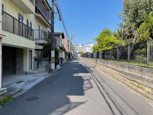 北側前面道路(東側から撮影)