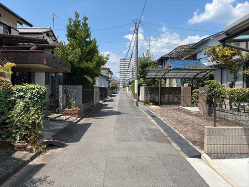 南側前面道路(東側から撮影)