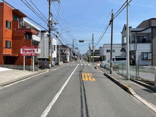 西側前面道路(南側から撮影)